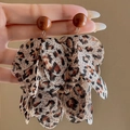 Detalle macro de capas de tela con estampado de leopardo en pendientes vintage - 6# Pin de Plata - Marrón Claro - Flor