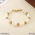 Bracciale regolabile in acciaio inossidabile dorato con perle di vetro bianche e chiusura - Stile Alternato Perla Dorata e Perla di Vetro / Oro (KB207005-Z)