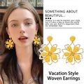 Handgefertigte gelbe gewebte Blumenohrringe mit goldenem Metallrand für den Urlaub - Gewebter Sonnenblumen-Stil (HE25316) / 925 Silberstecker