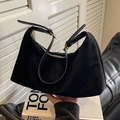 Schwarze mattierte Hobo-Tasche aus Wildleder-Imitat mit verstellbarem Schultergurt - Schwarz
