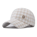Detalle de gorra de béisbol en tweed con pata de gallo y emblema de logo M dorado - Pata de Gallo Beige