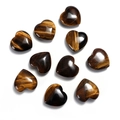 Vista macro de 10 piedras ojo de tigre en forma de corazón pulidas en fondo blanco - Pulsera de piedra ojo de tigre