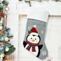 Calza di Natale in feltro grigio con ricamo pinguino 3D e bordo in ecopelliccia bianca - Pinguino