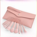 Detailansicht von 10 pfirsichrosa Make-up-Pinseln mit passendem Leder-Etui zur Aufbewahrung - 10 rosa Pinsel mit Ledertasche