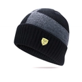 Dettaglio del berretto in maglia a coste nero e grigio con toppa logo a scudo gialla - 58-63CM Foderato In Pile Ispessito / Nero