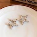 Eleganti orecchini a cerchio a forma di stella d'argento per un look chic e raffinato. - Orecchino N. 17 - Ecologico - Argento