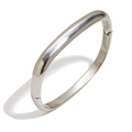 Brazalete minimalista de acero plateado con un diseño de óvalo plano y pulido - Color Acero
