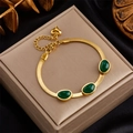 Elegante collana in titanio dorato con pendenti verde smeraldo su velluto in confezione - Bracciale con tre smeraldi (908)