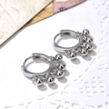 Orecchini a cerchio in metallo retrò con nappe a sfera d'argento e design geometrico - Stile a 5 Perle / Argento