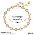 Détail d'un bracelet doré en forme de cœur avec cristaux et logo en acier inoxydable - Bracelet Cœur en Or avec Zircon Blanc (KB817)