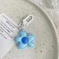 Detail eines hellblauen Kunstleder-Blumenanhängers mit feiner Naht und weißem Verschluss - Blau