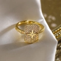 Luxuriöser vergoldeter offener Ring mit Oktogon-Stern Zirkon auf beige Seide - Achtzackiger Stern Mikro-Inlay-Stil (14190)