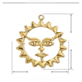 Dimensioni dettagliate del ciondolo a sole in acciaio inossidabile dorato di 28mm per 26mm - YE188-Sole Viso Oro