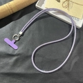 Détail de la lanière de téléphone violette avec strass luxueux et anneau métallique - Violet