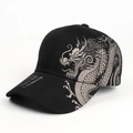 Dettaglio del ricamo del dragone d'argento e della calligrafia sul cappellino nero - Regolabile / Nero