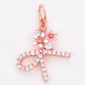 Pendentif lettre K en or rose avec fleurs en émail rose et pierres en zircon - Style E / Or rose