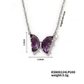 Dettaglio della collana con farfalla in zircone viola, dimensioni 1,5 cm per 1,9 cm - Viola
