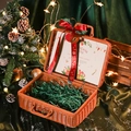 Brauner geflochtener Rattankorb mit grünem Raffia-Futter und festlichem Weihnachtsband - Klein / Weihnachts Tee Brauner Korb + Raffia + Lichtkette + Karte