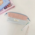 Dettaglio delle cuciture trapuntate e del design bicolore rosa e blu di questo astuccio - Patchwork Rosa e Blu