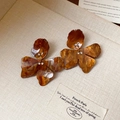 Gros plan détaillé de boucles d'oreilles fleurs en résine ambre avec strass en boîte - 14# Fleur en Strass Ambre (14# Tige en Argent - Marron - Fleur)