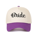 Dettaglio del ricamo Bride su un berretto da baseball bicolore beige e viola - Viola