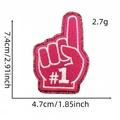 Detailansicht der Stickerei mit #1 Geste, rosa Glitzerrand und Maßen für den Aufnäher - Finger-Patch 2# (Rosa)