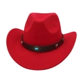 Détail du chapeau de cow-boy rouge en daim avec pierre turquoise et clous en métal - Rouge