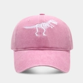 Dettaglio del ricamo dello scheletro di dinosauro su un berretto da baseball rosa lavato - Regolabile / Rosa