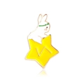 Lindo broche de metal de conejo blanco sobre estrella amarilla con bordes dorados - Conejo estrella
