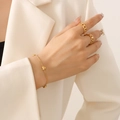 Pulsera con colgante de corazón dorado y conjunto de anillos a juego en modelo - Pulsera de Corazón Horizontal Dorado-15+5cm