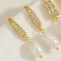 Détail macro de boucles d'oreilles perles d'eau douce avec crochets pavés de zircon 14K - Boucles d'Oreilles Perles d'Eau Douce Plein Zircon