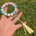 Detalle de la pulsera llavero de cuentas de silicona de colores con borla amarilla - A-001/Mezcla Rosa Azul Amarillo + Borla Amarilla