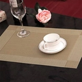 Beige geweven PVC placemat met brede rand op een donkere tafel met een roze roos - Diagonale Stijl / Champagne