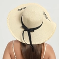Cappello di paglia beige a tesa larga con fiocco nero e ricamo per protezione solare - Taglia unica / Lettera con Bordo Sfilacciato (Beige)