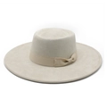 Eleganter flacher Wildleder-Filzhut in Off-White mit Satinband und Schleife - M (56-59cm) / Cremeweiß Wildleder