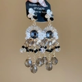 Dettaglio degli orecchini a fiore in argento con gemma blu e perline a goccia pendenti - Ago d'argento / Nero