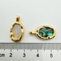 Vista macro de colgantes ovales bañados en oro 18K con nácar blanco y concha de abulón - Ovalado Nácar Blanco / Dorado