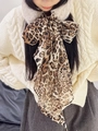 Winter sjaal met luipaardprint geknoopt in een strik met pluche kraagaccessoire - Beige Luipaard