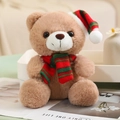 Ours en peluche marron avec bonnet et écharpe de Noël rayés en position assise - Style B Écharpe à rayures rouges et vertes / Fauve