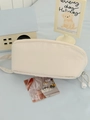 Dettaglio della borsa da toilette beige con cerniera superiore e maniglia laterale - Bianco