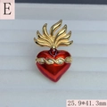 Detailansicht Gold Herzflügel Ring mit roter Emaille und Zirkonia Akzenten 25,9x41,3mm - Flammen-Strass-Heiliges-Herz-Stil (E)