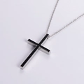 Collana con ciondolo a croce in acciaio inox argento con striscia nera su catena O - Nero (con catena)