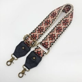 Detalle de correa étnica roja y negra para bolso con ganchos de metal bronceado - Gancho de Bronce Antiguo / N.º 7 Cuero negro