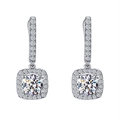 Détail de boucles d'oreilles pendantes en argent avec halo carré et zircons ronds brillants - Pendant Carré Halo/Style 5