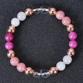 Detail van kleurrijke natuurstenen kralen en roségouden accenten op elastische armband - Roségoud Metaal Gemengd Met Steen (款式-2)