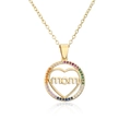 Detail der 18K vergoldeten Halskette mit Regenbogen-Zirkonia und MOM-Schriftzug im Kreis - Runde Form / Regenbogen-Zirkonia-Ring