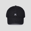Gros plan sur la broderie de la lettre R blanche sur le tissu denim noir de la casquette - M (56-58cm) / Noir
