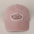 Detail der rosa Vintage-Baumwoll-Basecap mit Distressed-Patch und Buchstaben-Stickerei - Rosa