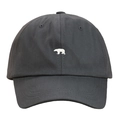 Détail de la broderie ours polaire blanc sur une casquette en coton gris foncé - Gris clair