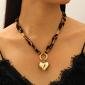 Leopard-Seidenband-Halskette mit goldenem Herzanhänger und Perlen an einem Modell - Herzperlen Halskette (07 9838)